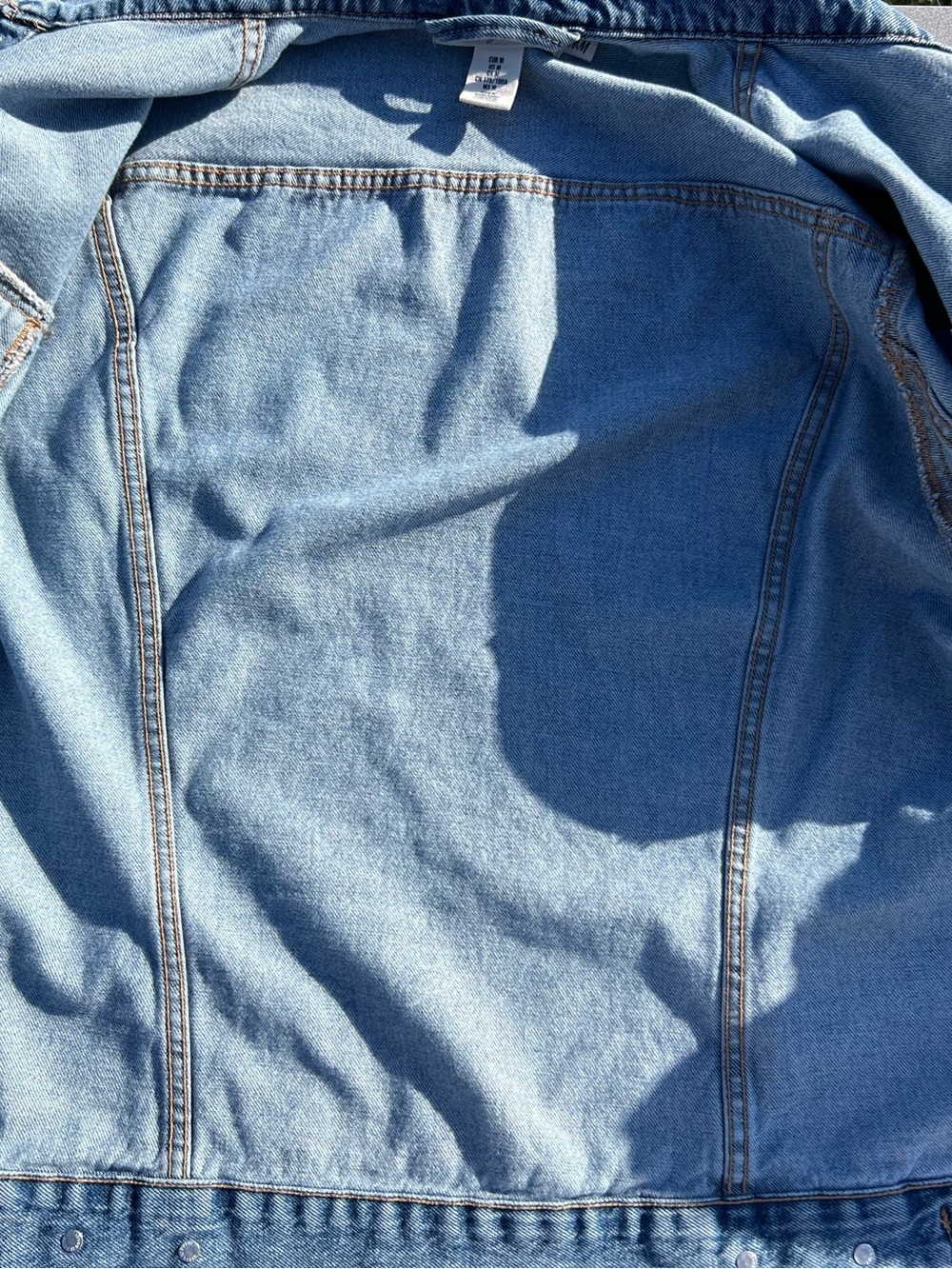 H&M Light Blue Denim Jacket with Contrast Stitching - Picture 4 of 9